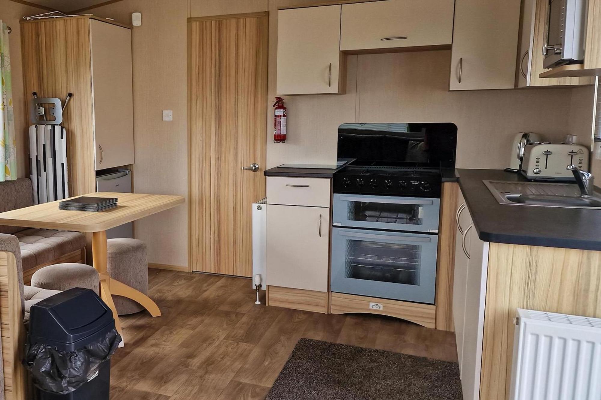 8 Berth Caravan For Hire At Manor Park Near To A Great Beach Ref 23041C Hunstanton Exterior foto